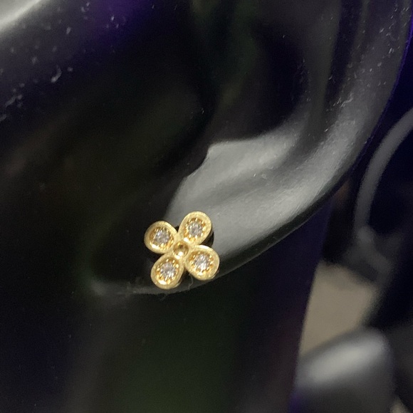 18k Solid Gold Flower Earrings - Picture 3 of 6